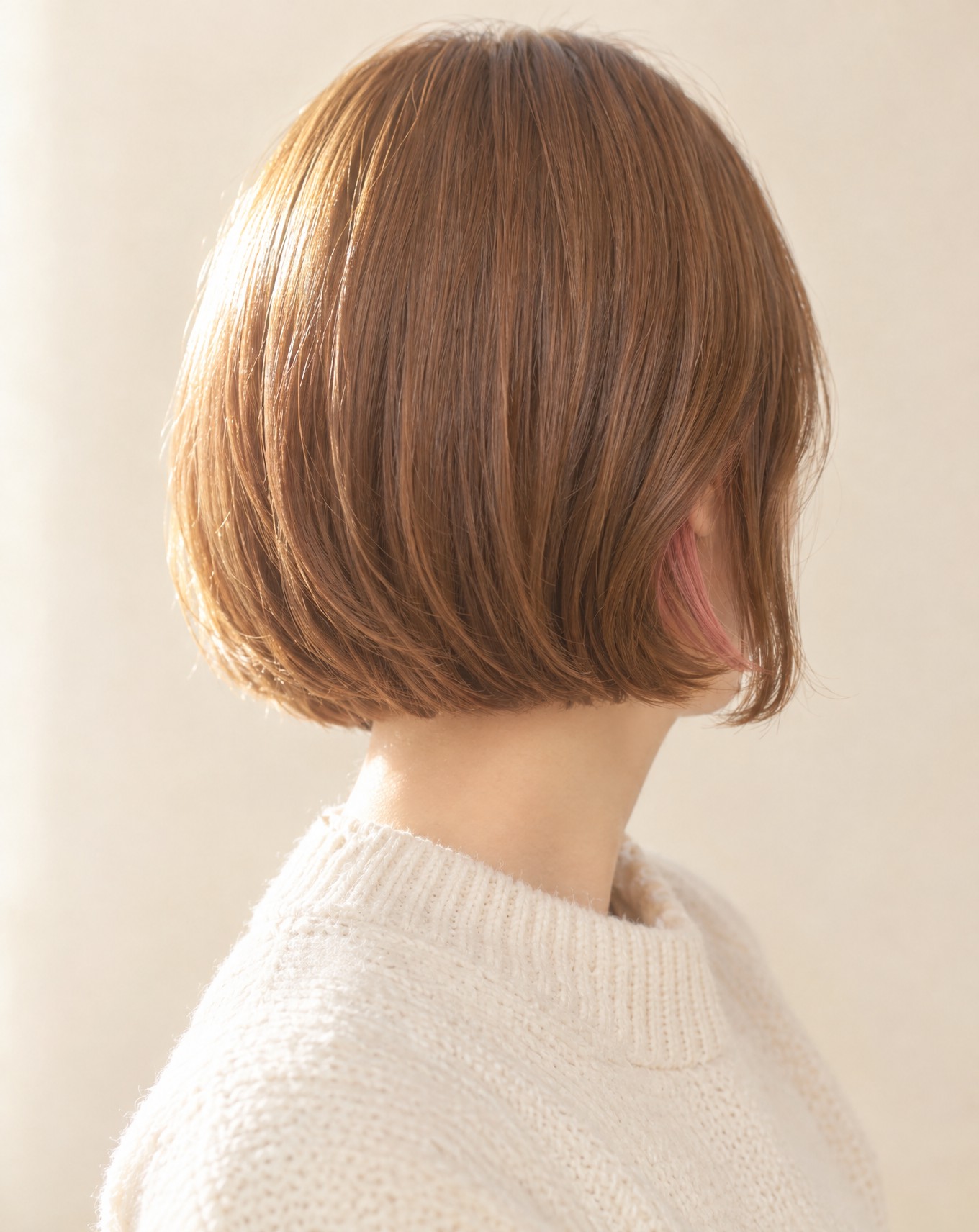 あご下のボブスタイルの後ろ姿